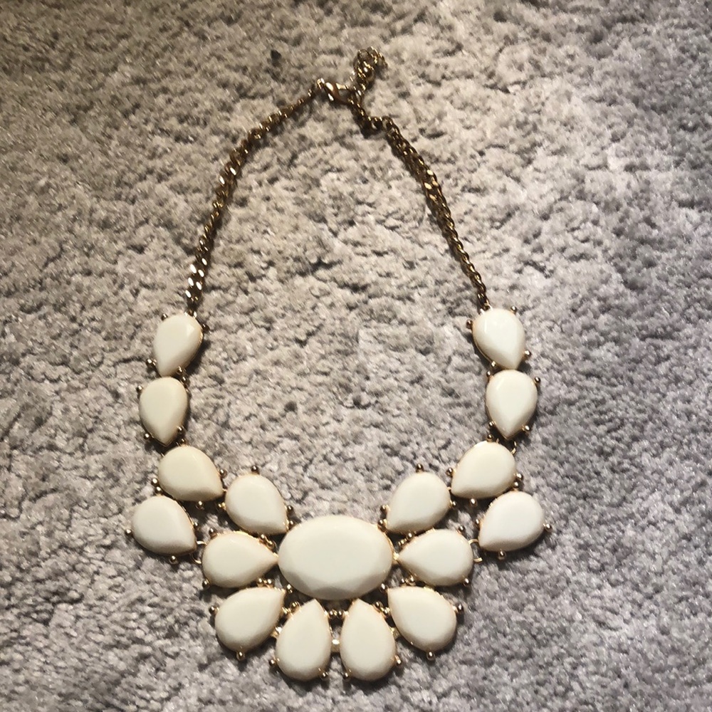 STATEMENT NECKLACE